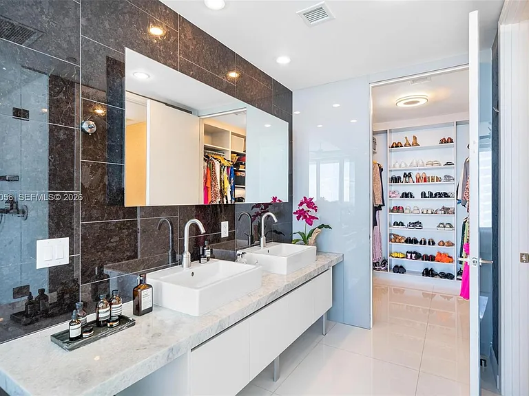 1100 Biscayne Blvd #5203 — Photo 15