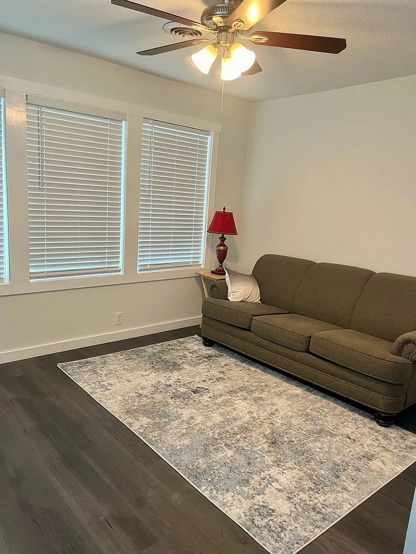 For Lease!! Very Nice Home In Town — Photo 4