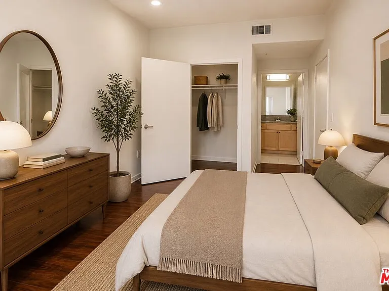 12132 Hart St #301 — Photo 9
