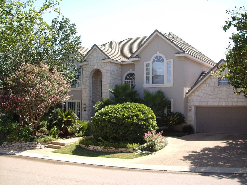 Entryway   3 car garage
