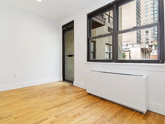4th image of 207 E 37th St APT 4L