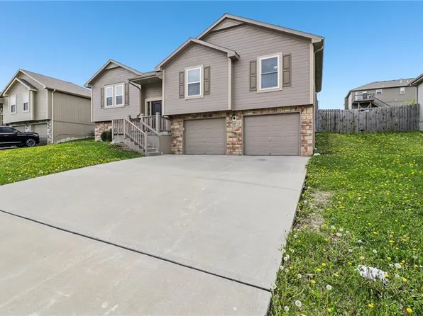 1307 NW Hilltop Ln, Grain Valley, MO 64029