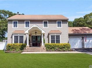 15 Bishop Ln, Holbrook, NY 11741