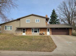 1105 N 2nd St, Groton, SD 57445