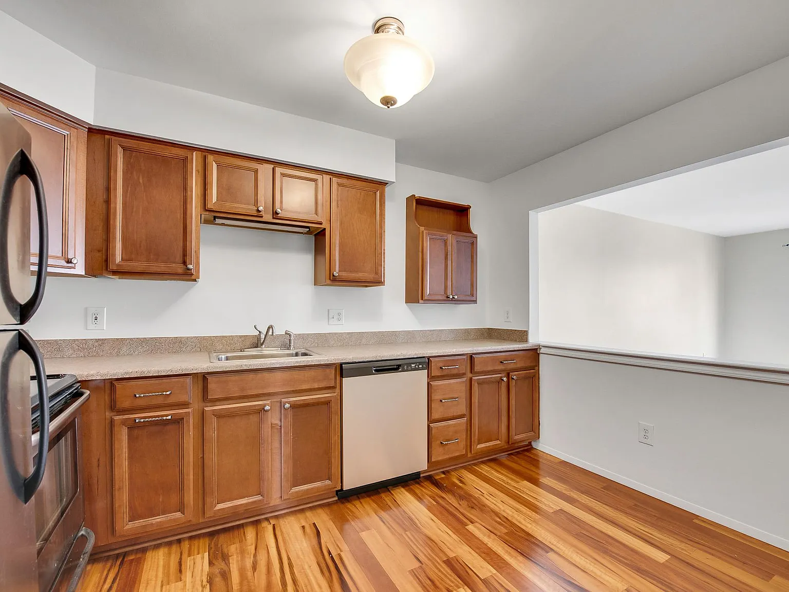 1150 Catalpa Dr — Photo 4
