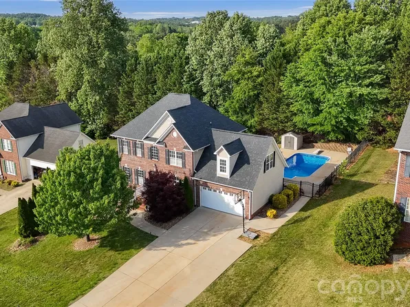 2604 Ironwood Dr, Hickory, NC 28602
