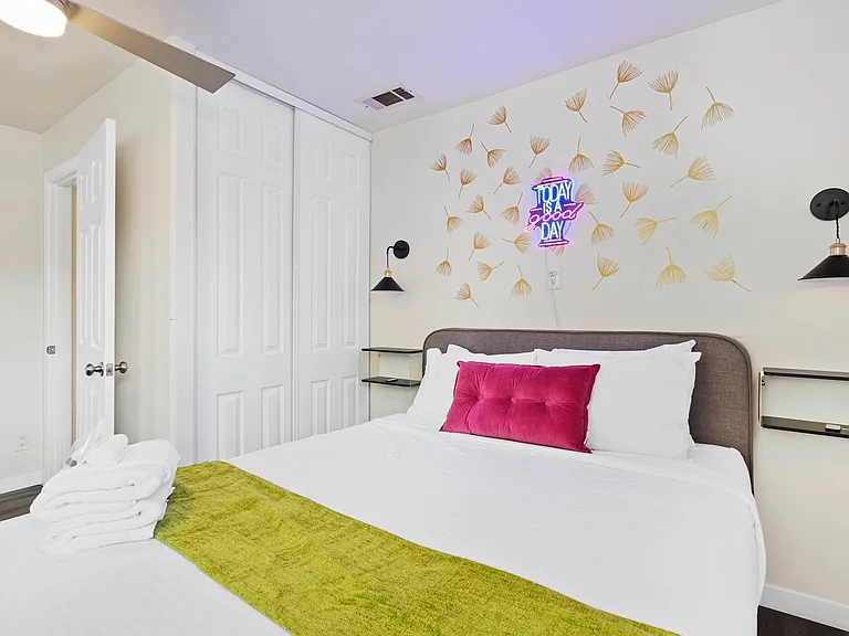 Queen Bed
Bedroom 2