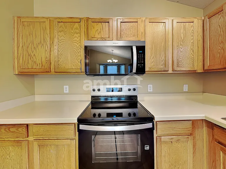 949 Rowland Ave — Photo 3