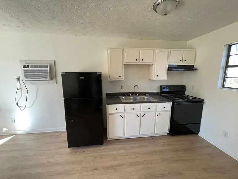 Golden Maple Apartments — Photo 6