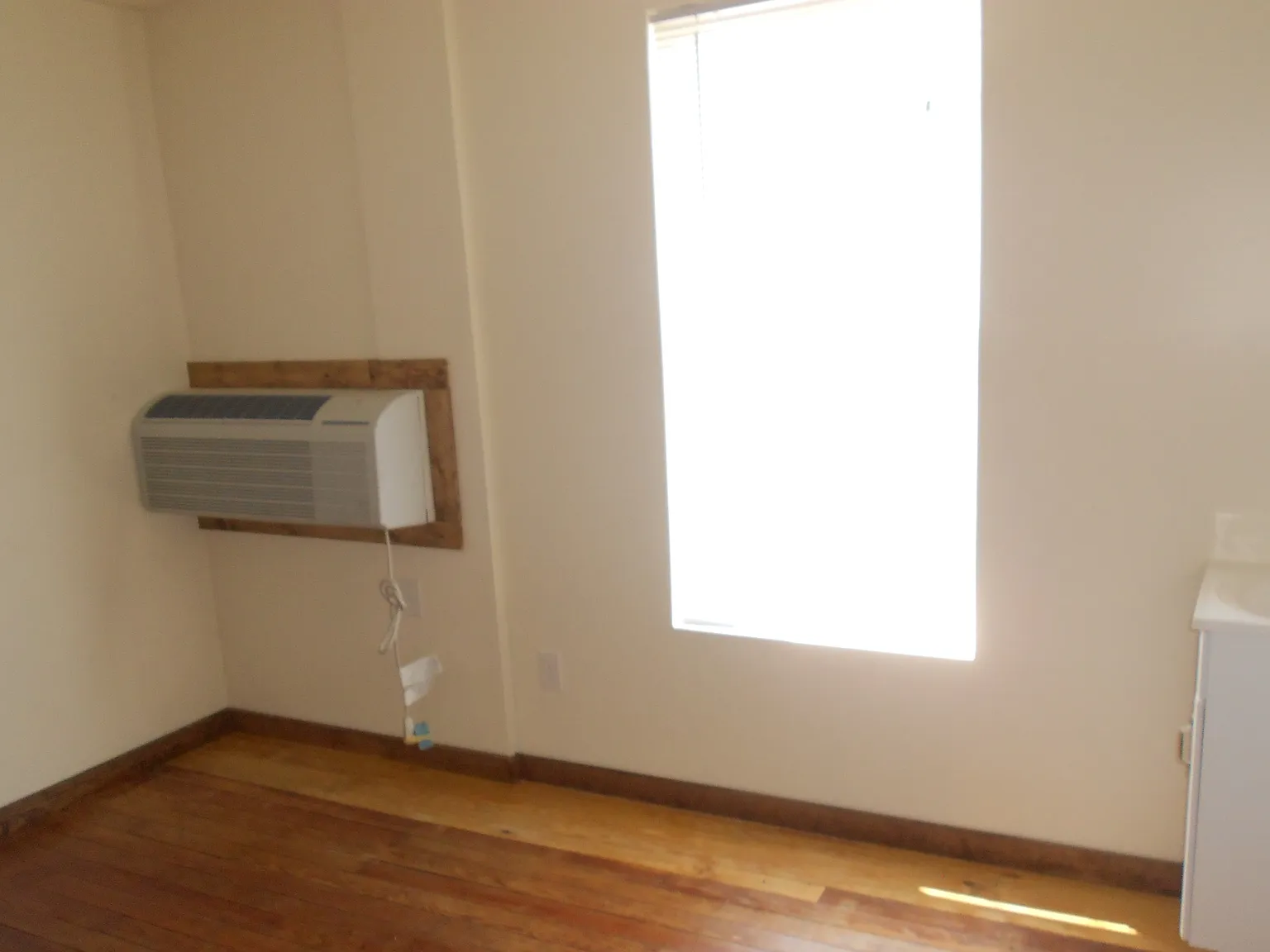 6 bed, 2601 sqft, $3,760 — Photo 2