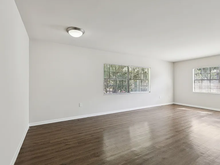 Greenwich Commons Apartment Homes — Photo 12