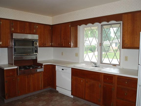 3rd image of 1626 Victoria Dr