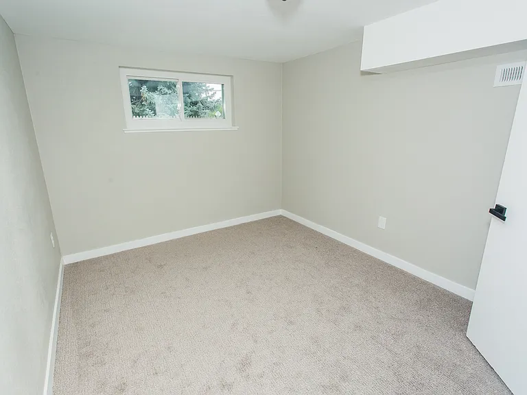 2620 S Holly St — Photo 37