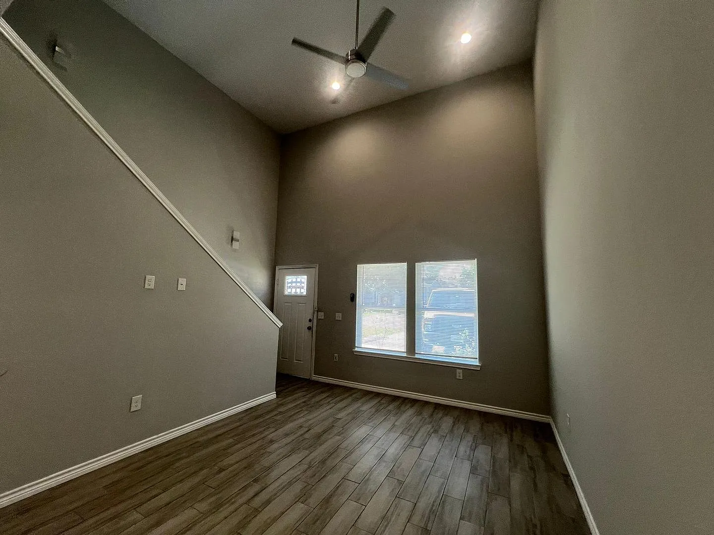 Cozy 3 bedroom, 2.5 bathroom move in ready! — Photo 4