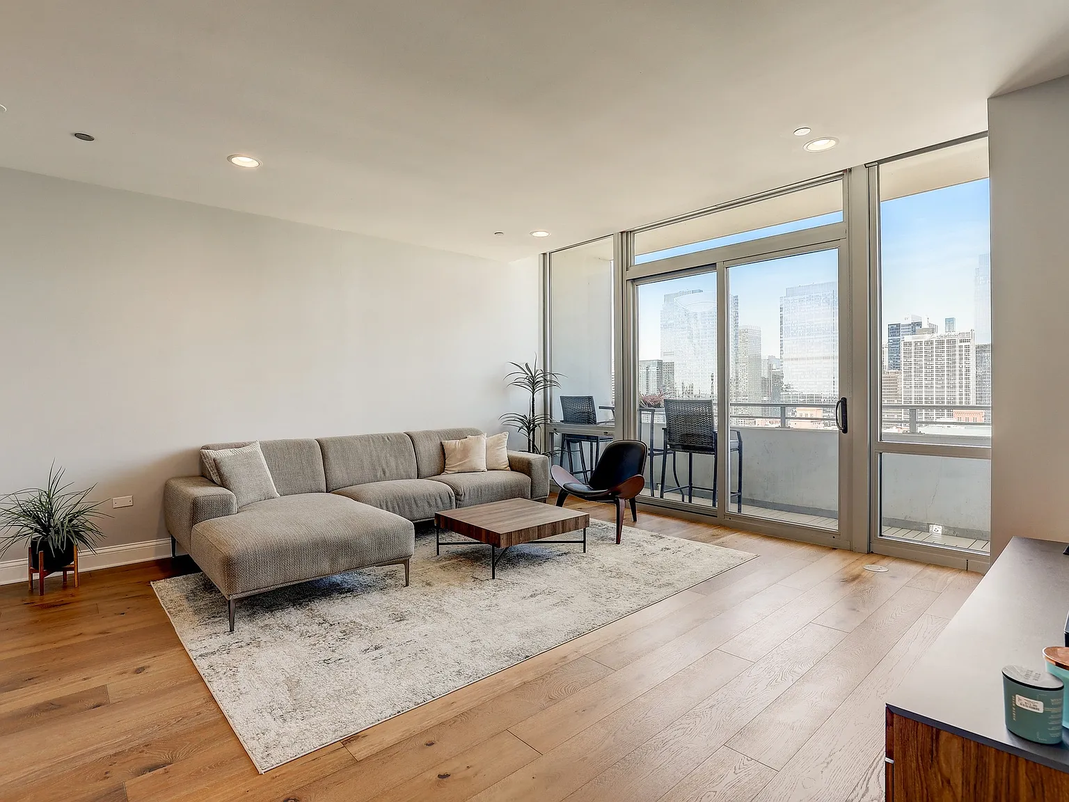 2 bed, 1400 sqft, $4,300 — Photo 2