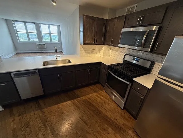 Sheridan Lake - 6401 N Sheridan Rd — Photo 20