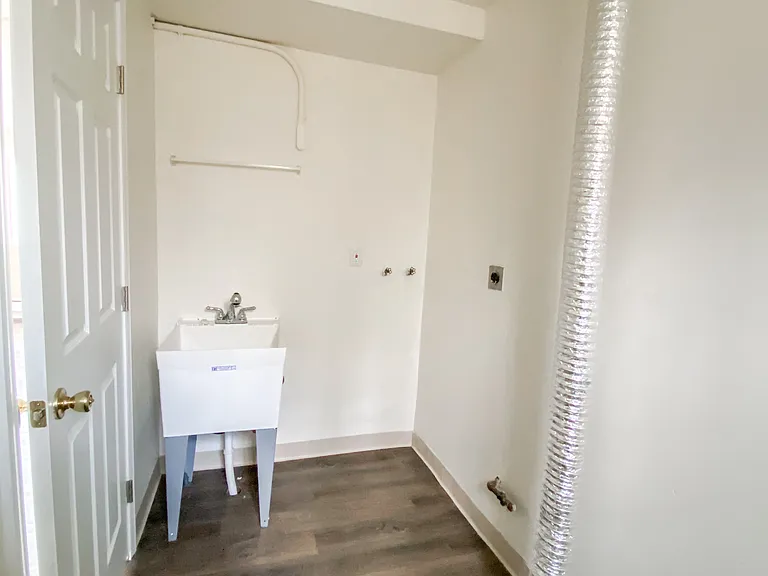 2 Bed Townhouse - Washer/Dryer Hook-ups