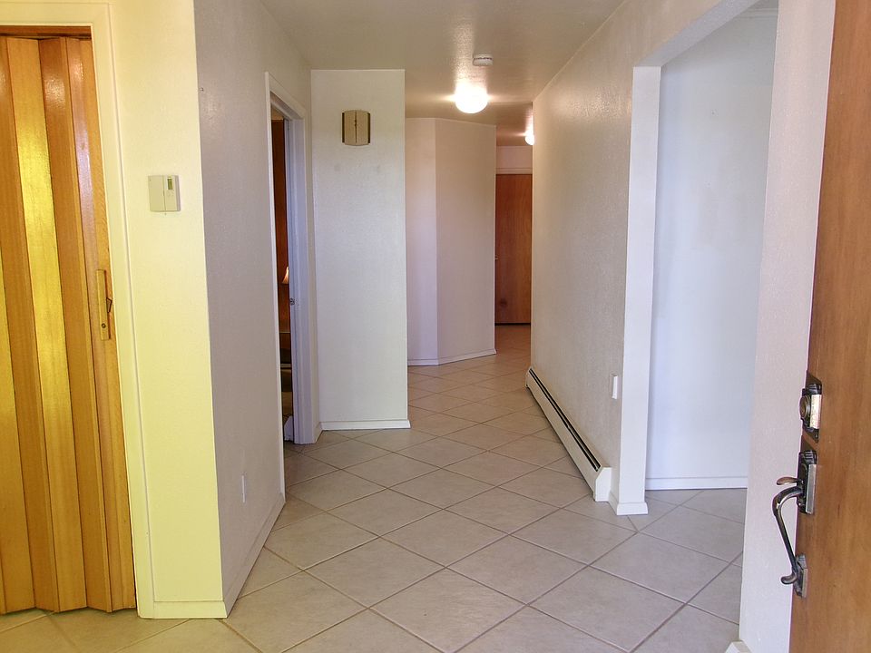 2nd image of 1009 La Joya St