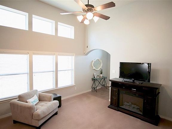 4th image of 2221 Preston Ln