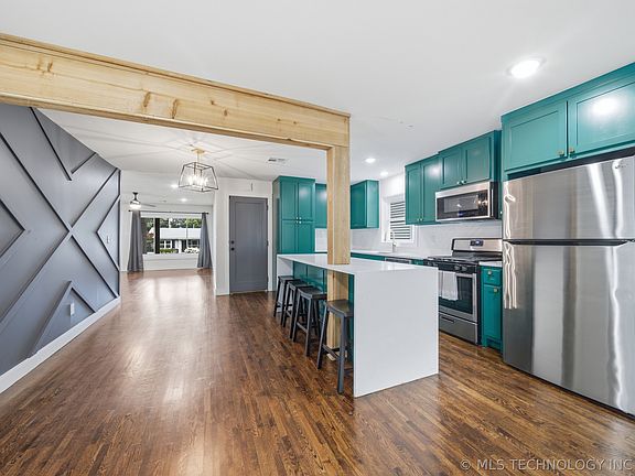 5th image of 3711 S Knoxville Ave