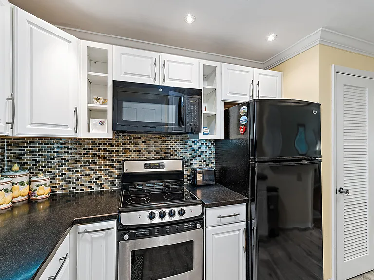 4 Westwood Ave — Photo 16