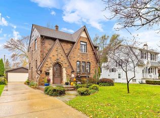 913 Fisher Rd, Grosse Pointe, MI 48230