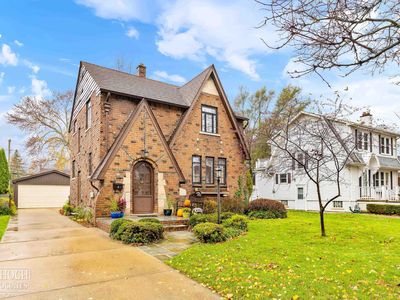 913 Fisher Rd, Grosse Pointe, MI, 48230