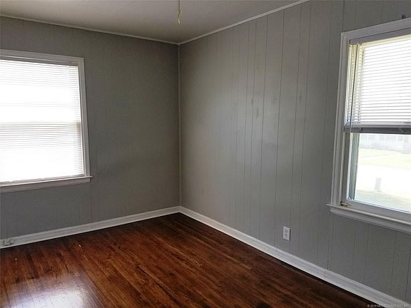5th image of 1507 N Knoxville Ave