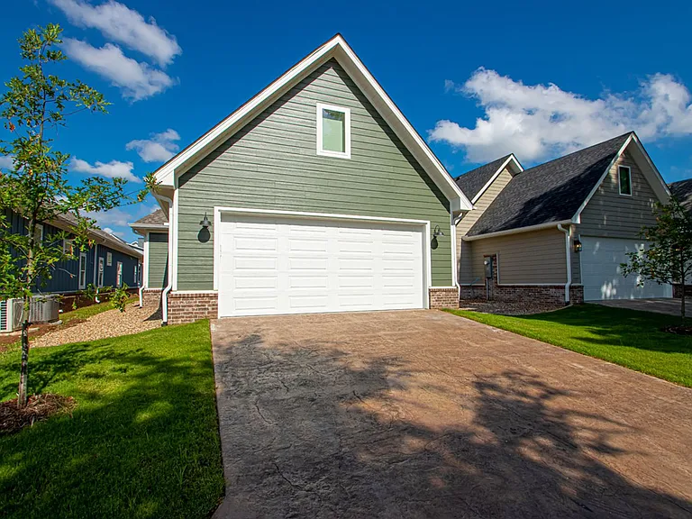 404 Gardens Ln — Photo 31