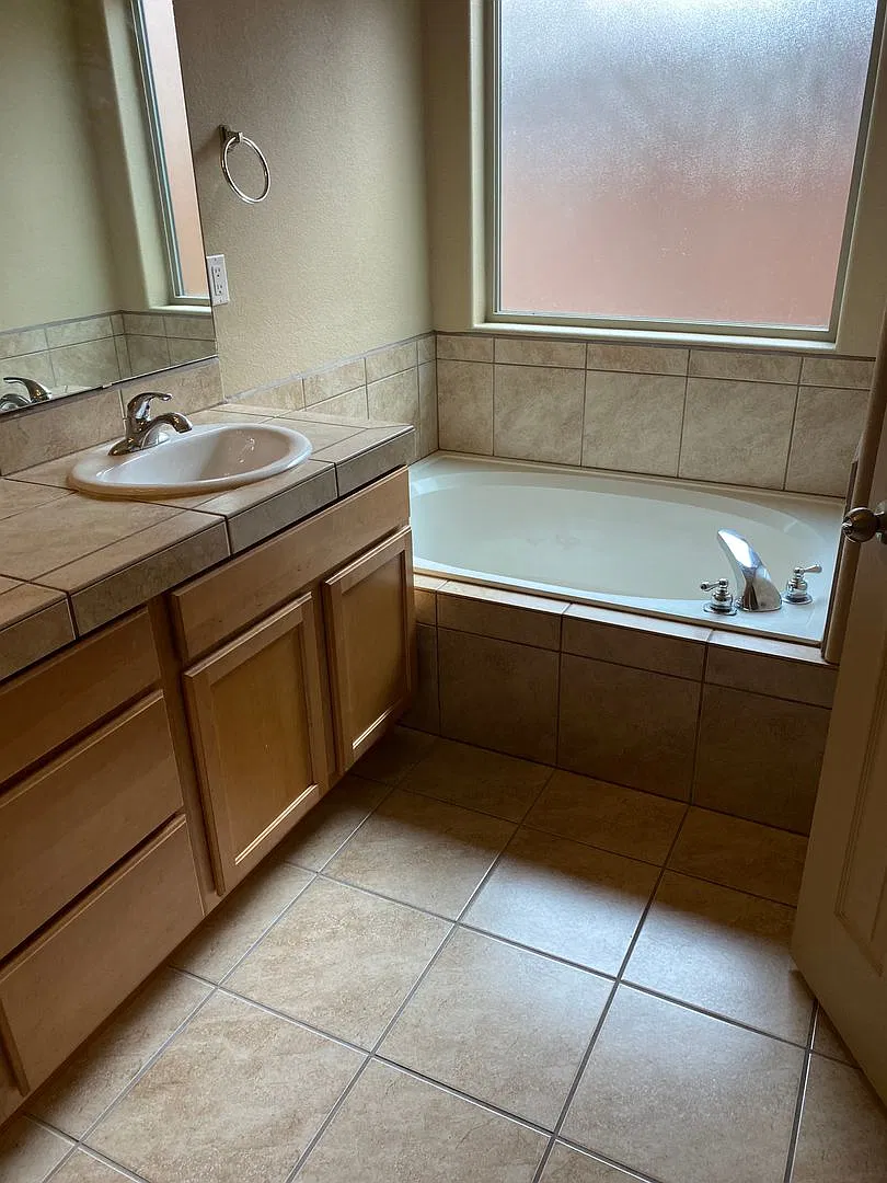 Coming Soon! Beautiful 3 Bedroom Home Located In Foot Hills — Photo 2