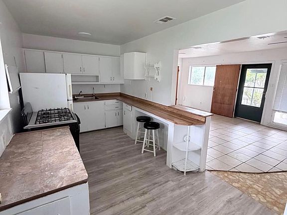 4th image of 301 W Avenue L