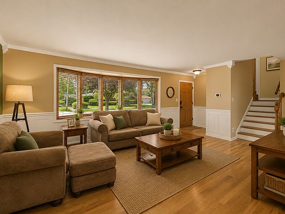 3rd image of 1121 N Crabtree Ln