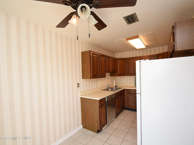 658 Atlantic Dr — Photo 15