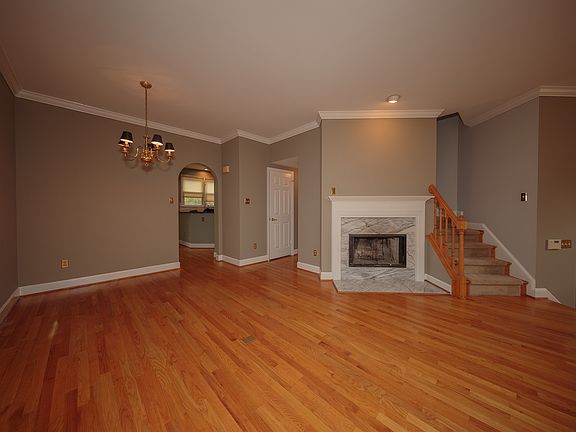 2nd image of 3817 Courtland Cres