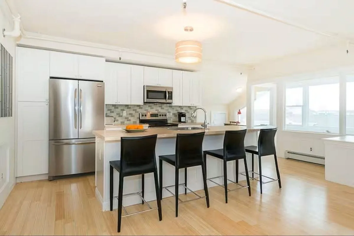 4 bed, 3.0 bath, 3200 sqft, $3,000 — Photo 3