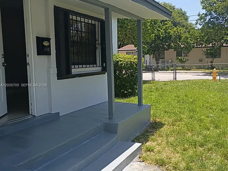 1101 NW 55th Ter — Photo 3