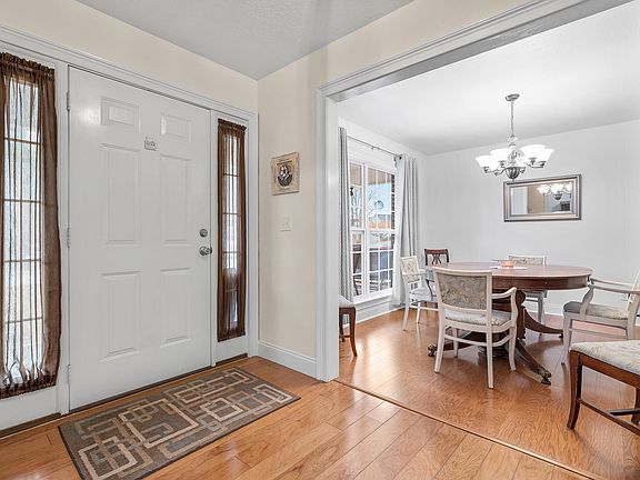 5th image of 55 Elaine Dr