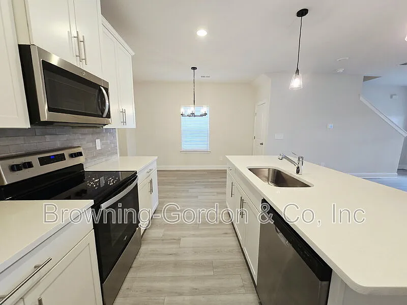 5 bed, 3.0 bath, 2433 sqft, $2,700 — Photo 4
