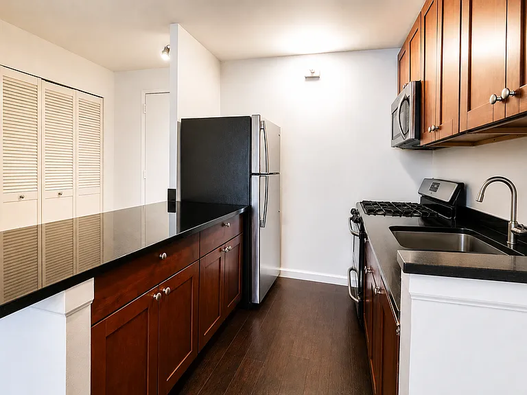 829 Greenwood Ave #3G — Photo 2