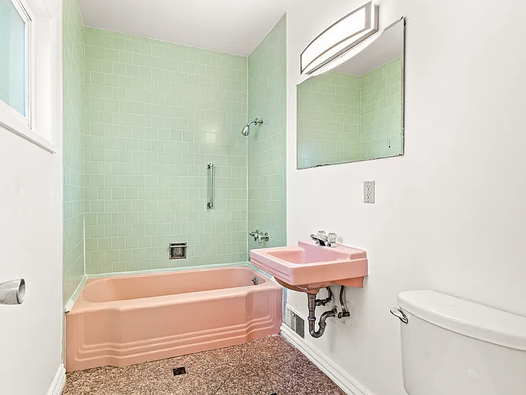 1015 82nd Ave — Photo 7