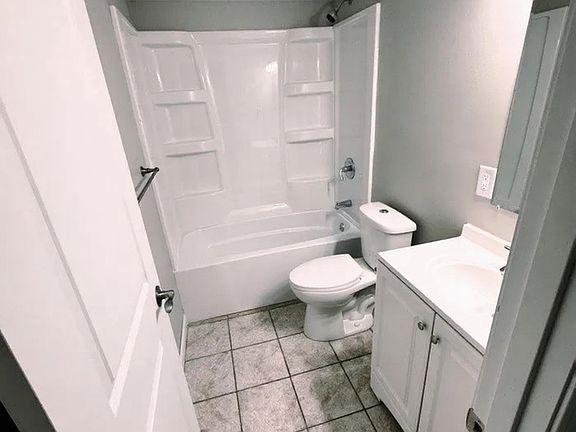 5th image of 3622 Douglas Ave #3