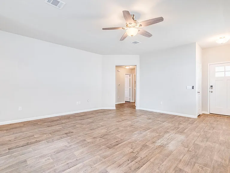 217 Yoakum St — Photo 8