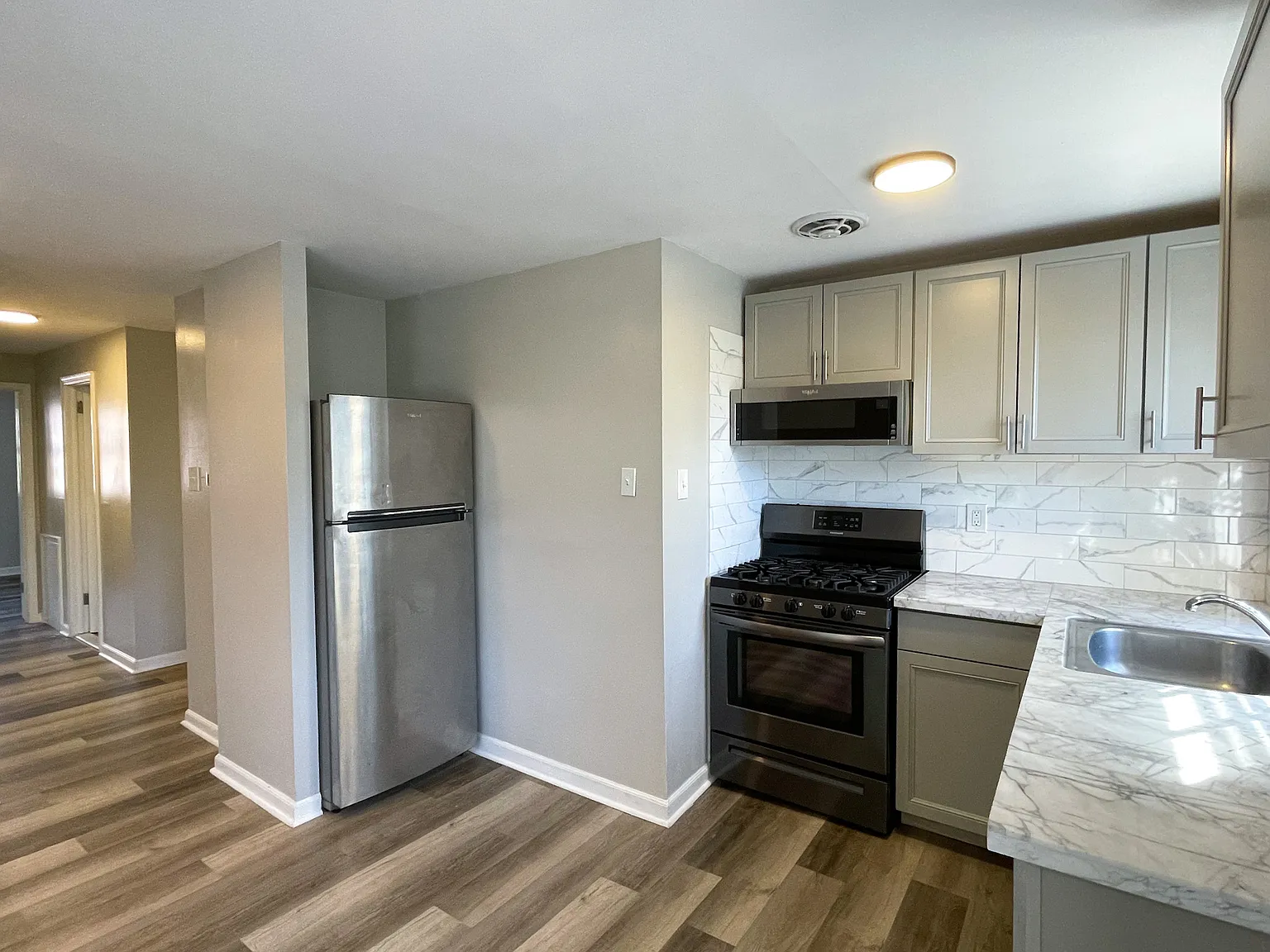 2 bed, 850 sqft, $1,375 — Photo 3