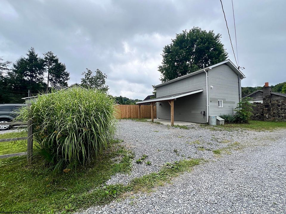 1st image of 10 Linda Ln
