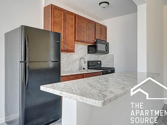 3rd image of 2712 N Milwaukee Ave #215A