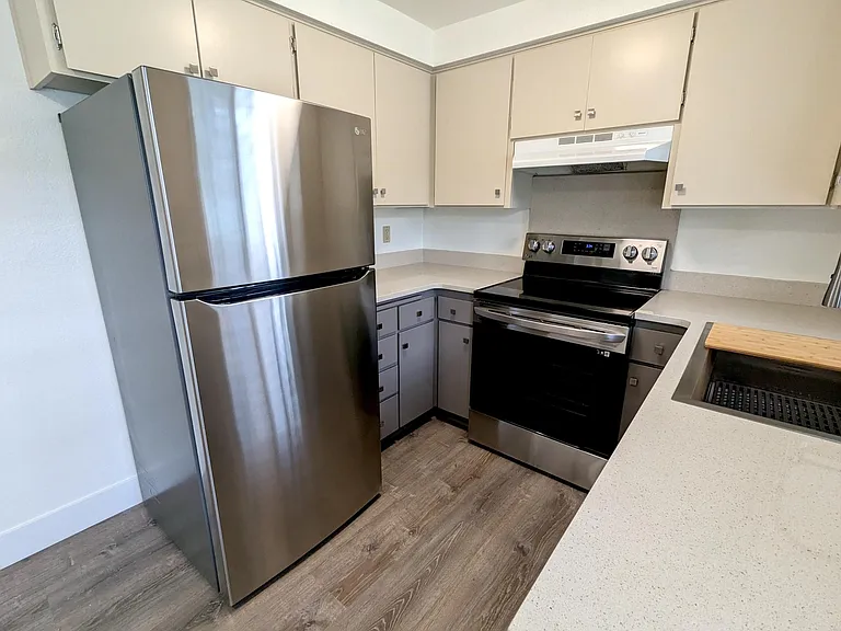 215 SW Kalmia St #D — Photo 3