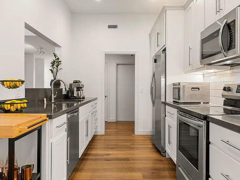 1880 Veteran Ave #105 — Photo 4