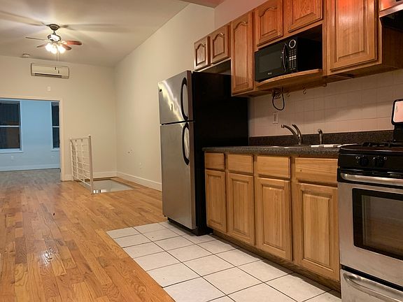 4th image of 826 Halsey St #1R