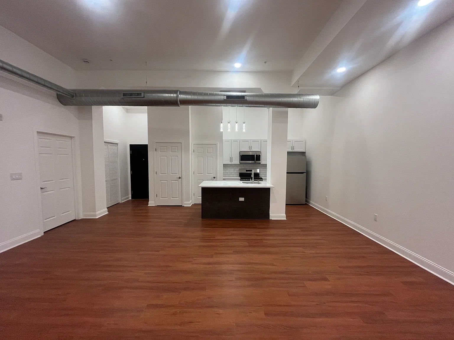 1 bed, 950 sqft, $2,300 — Photo 1