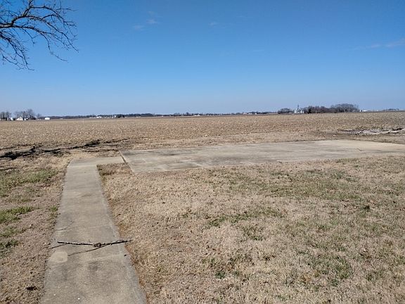 LARGE FRONT & REAR YARD